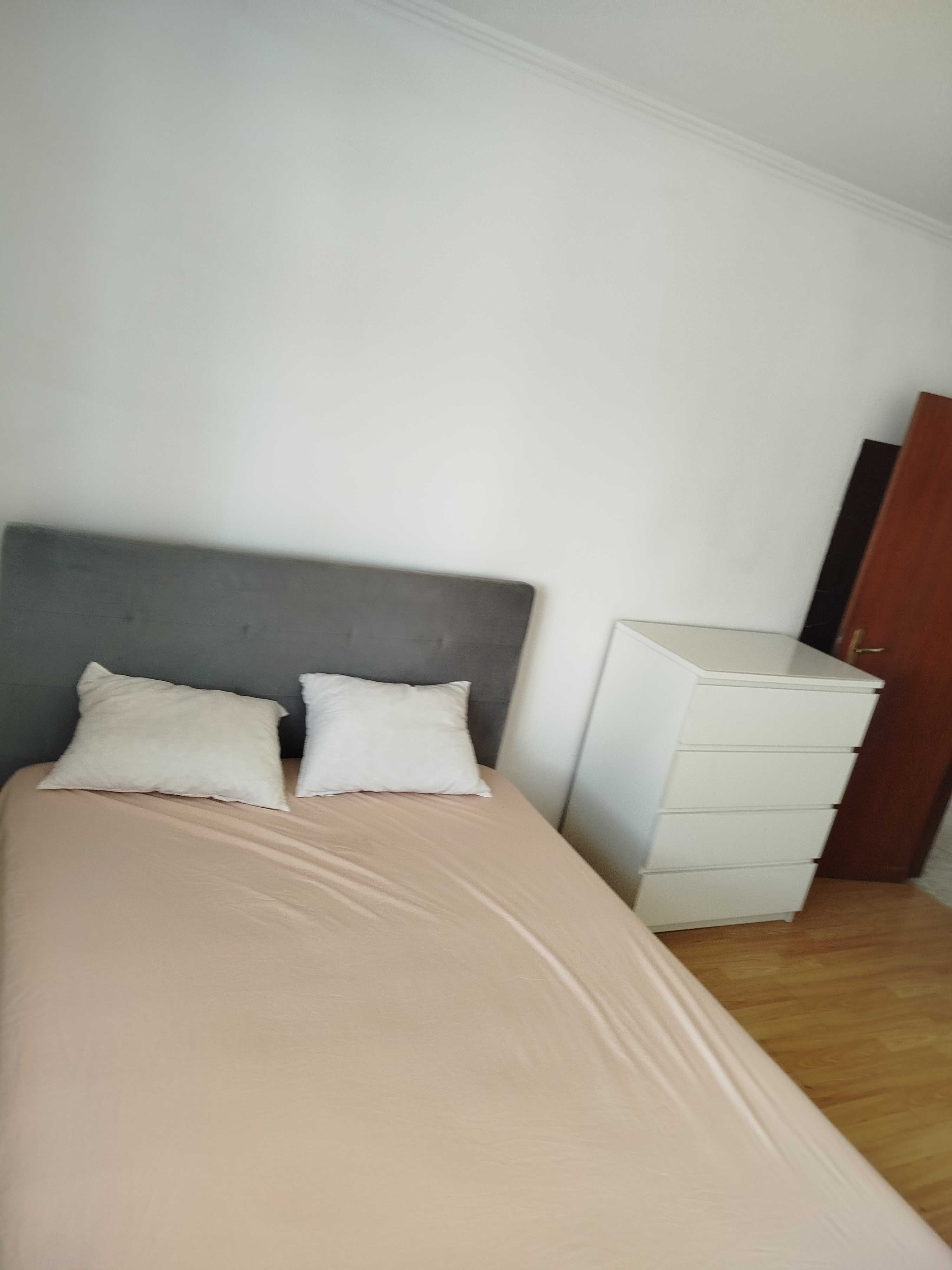 Quarto para alugar/Amora