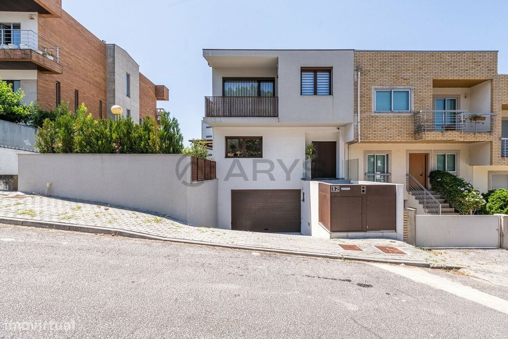 Luxuosa Moradia de Gaveto T3+1 Totalmente Mobiliada, Equipada e Dec...