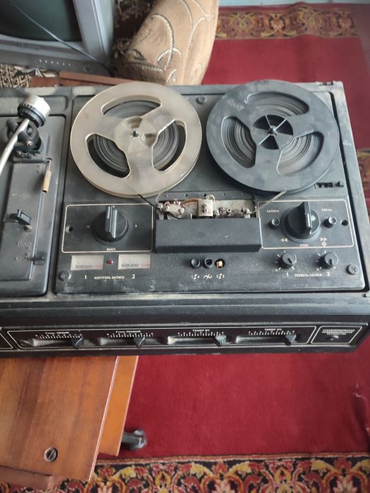 Советский магнитофон.