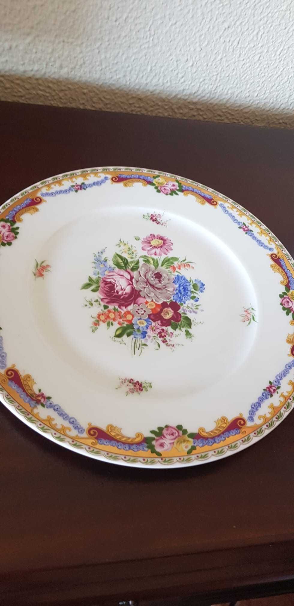 Conjunto de duas peças em porcelana