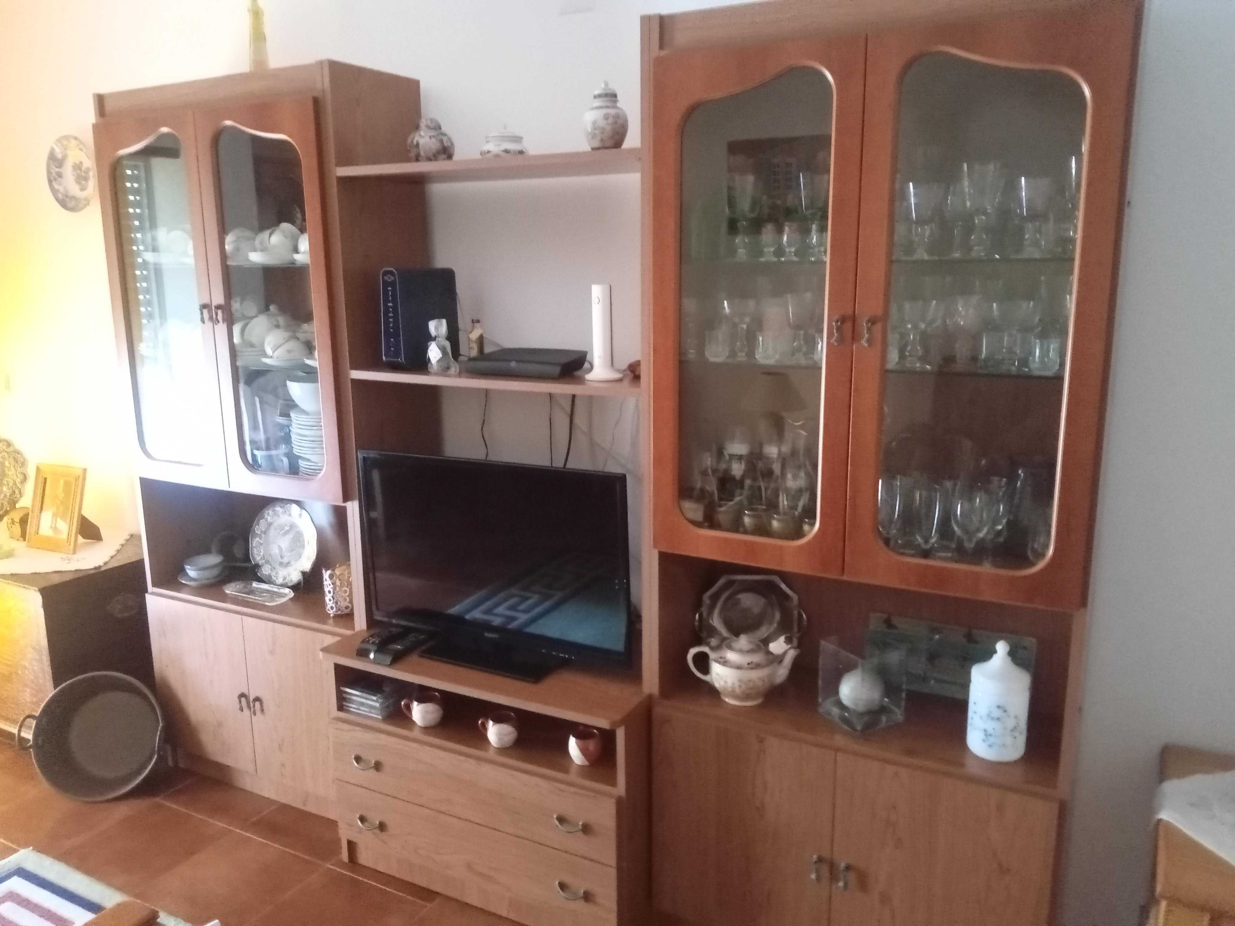 Móvel de sala com espaço para TV e cristaleira