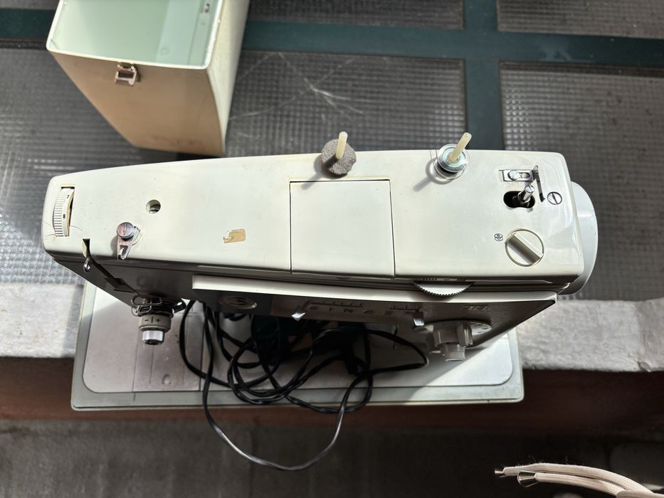 Maquina de costura Antiga mas a funcionar da Singer