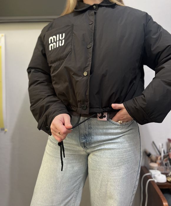 Укорочена куртка бомбер з комірцем на кнопках miu miu