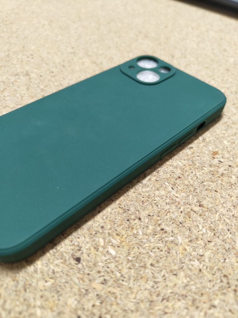 Capa verde de iPhone 13.