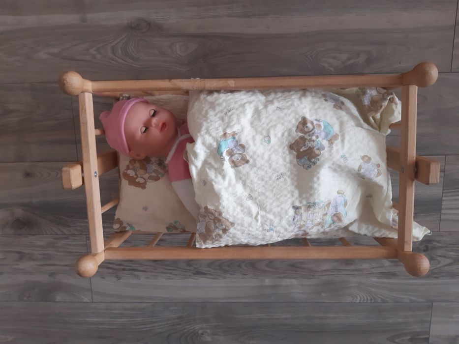 Kołyska z lalką wydającą dźwięki