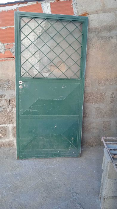 Porta de ferro com aro de ferro