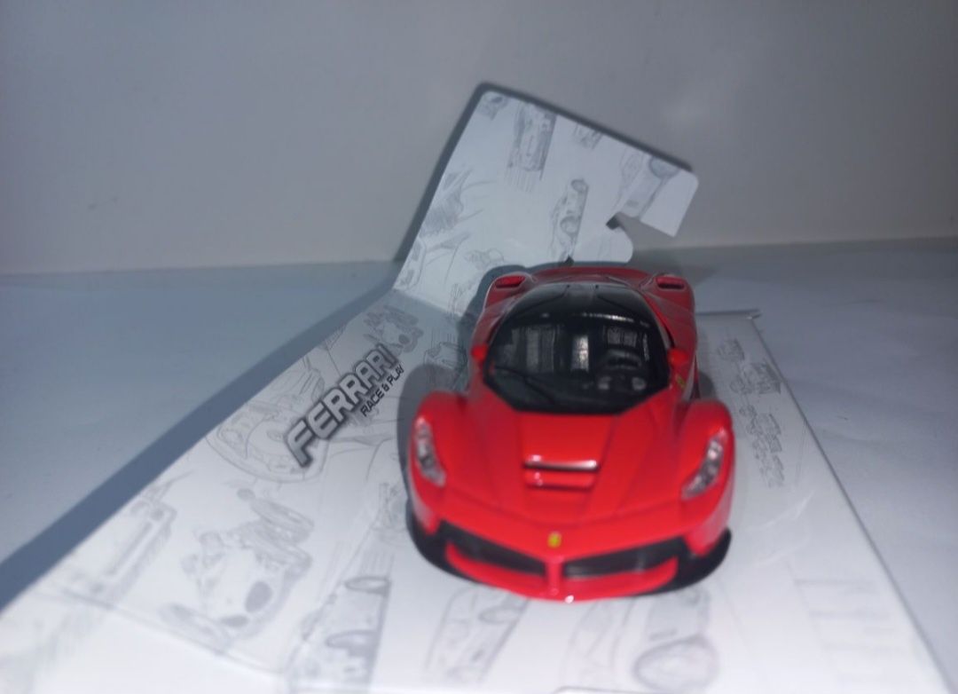 Bburago Ferrari Laferrari race&play z napędem,skala 1:43