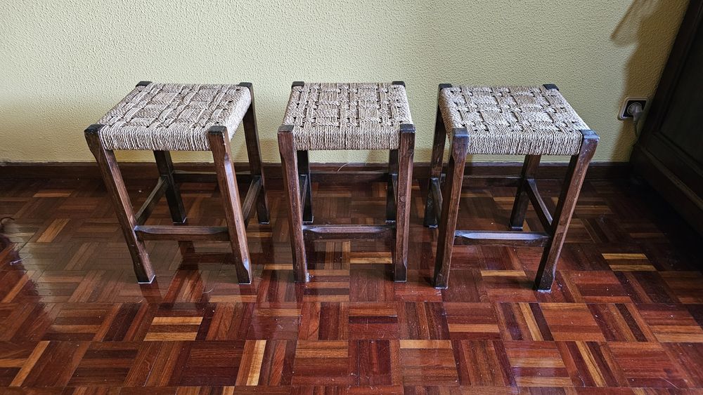 Bancos em madeira e assento em corda