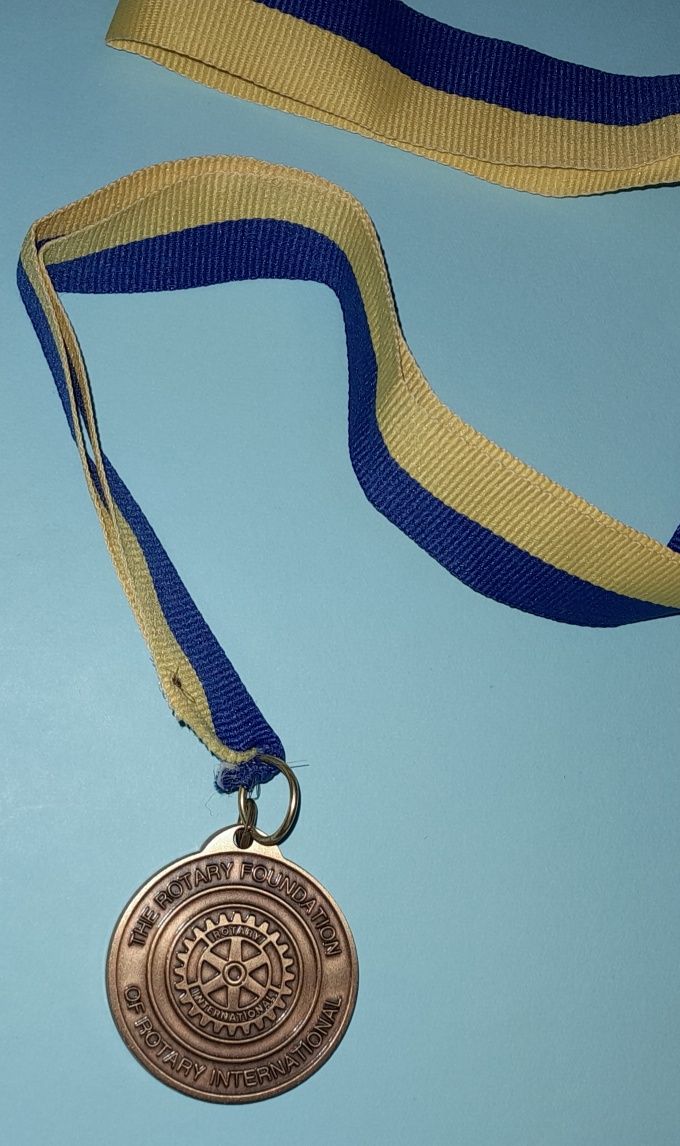 Conjunto medalha em bronze e pin Rotary International com caixa