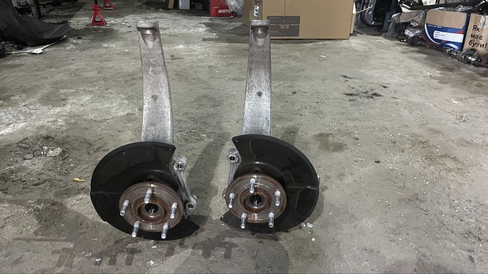 Цапфа ( Поворотний кулак ) ліва