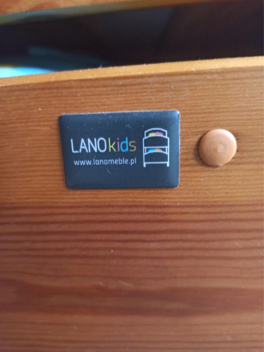 Dwuosobowe łóżko dziecięce z szufladamii na pościel