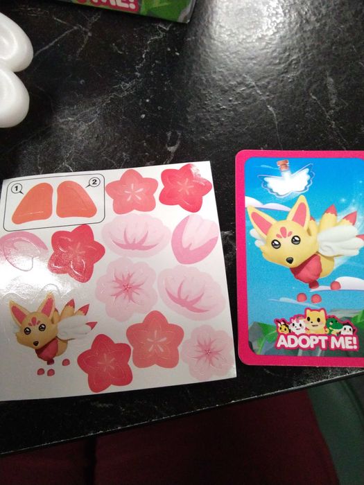 Brinquedo com autocolantes e caixa