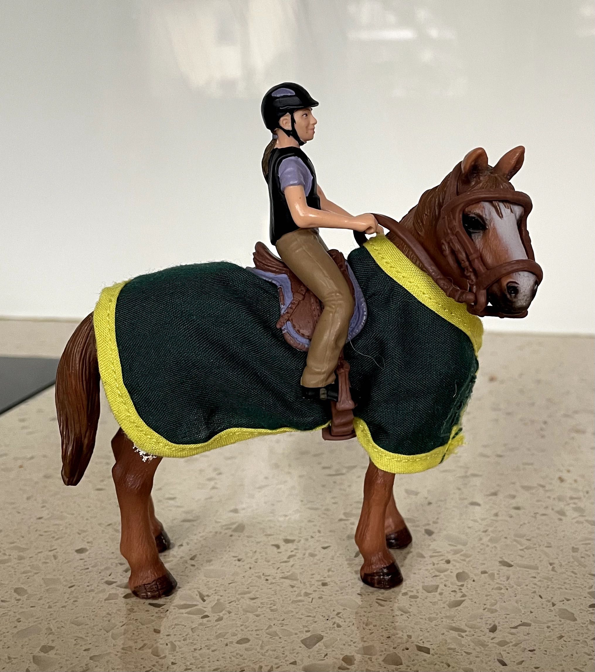 Schleich_jeździec z koniem + derka_figurka kolekcjonerska