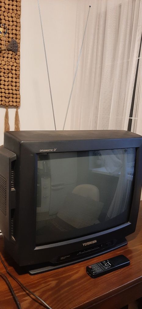 Продам телевізор Toshiba Colour TV model 2150XS