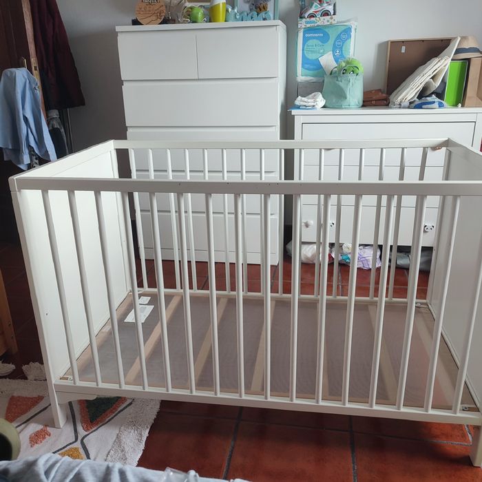 Berço branco IKEA com duas posições do estrado evolutivo, medidas 120x