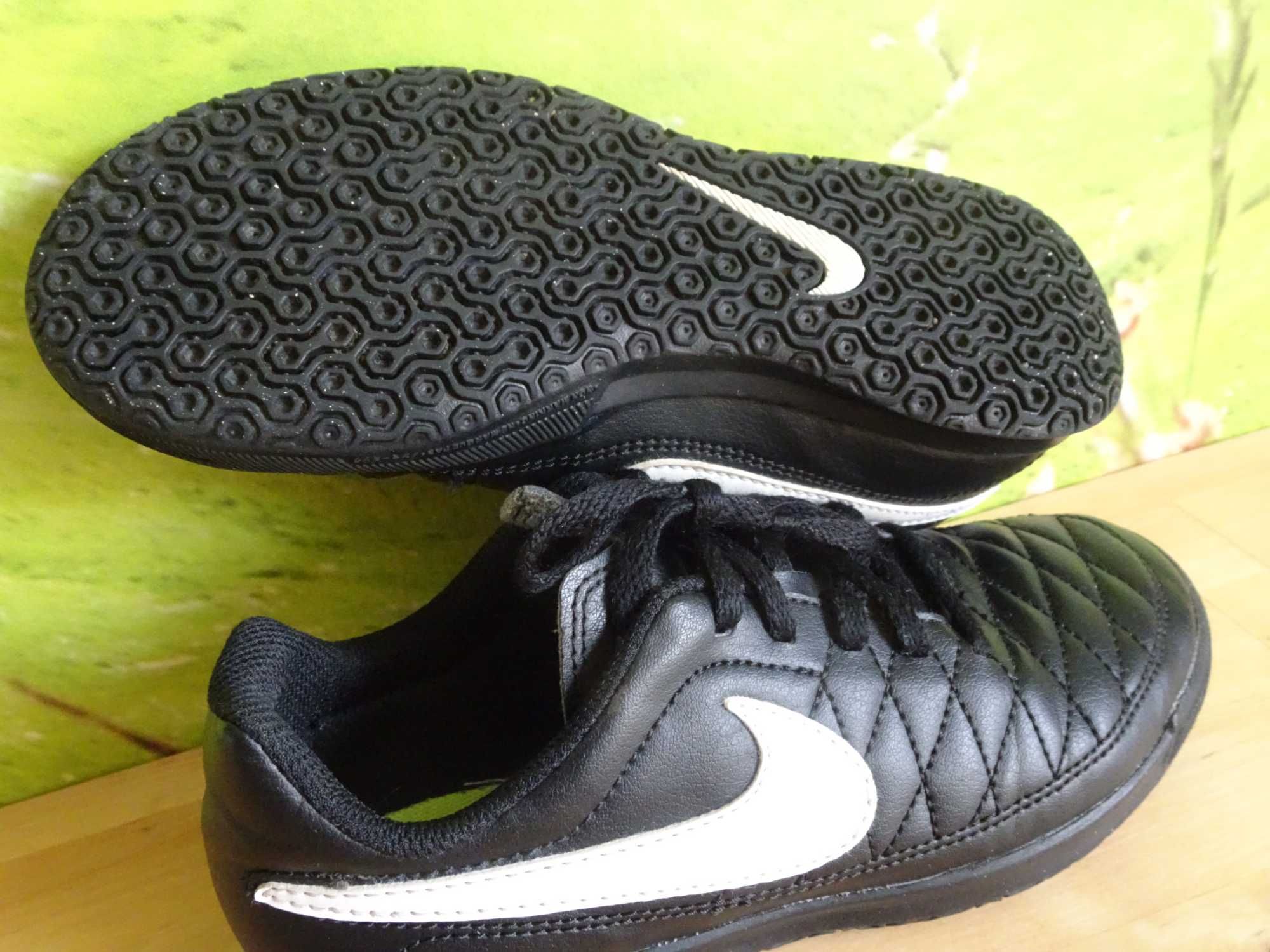 Buty chłopięce Nike rozm.33. czarne.