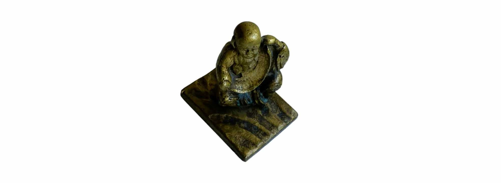 Mosiężna figurka Buddy siedzącego, sygnowana