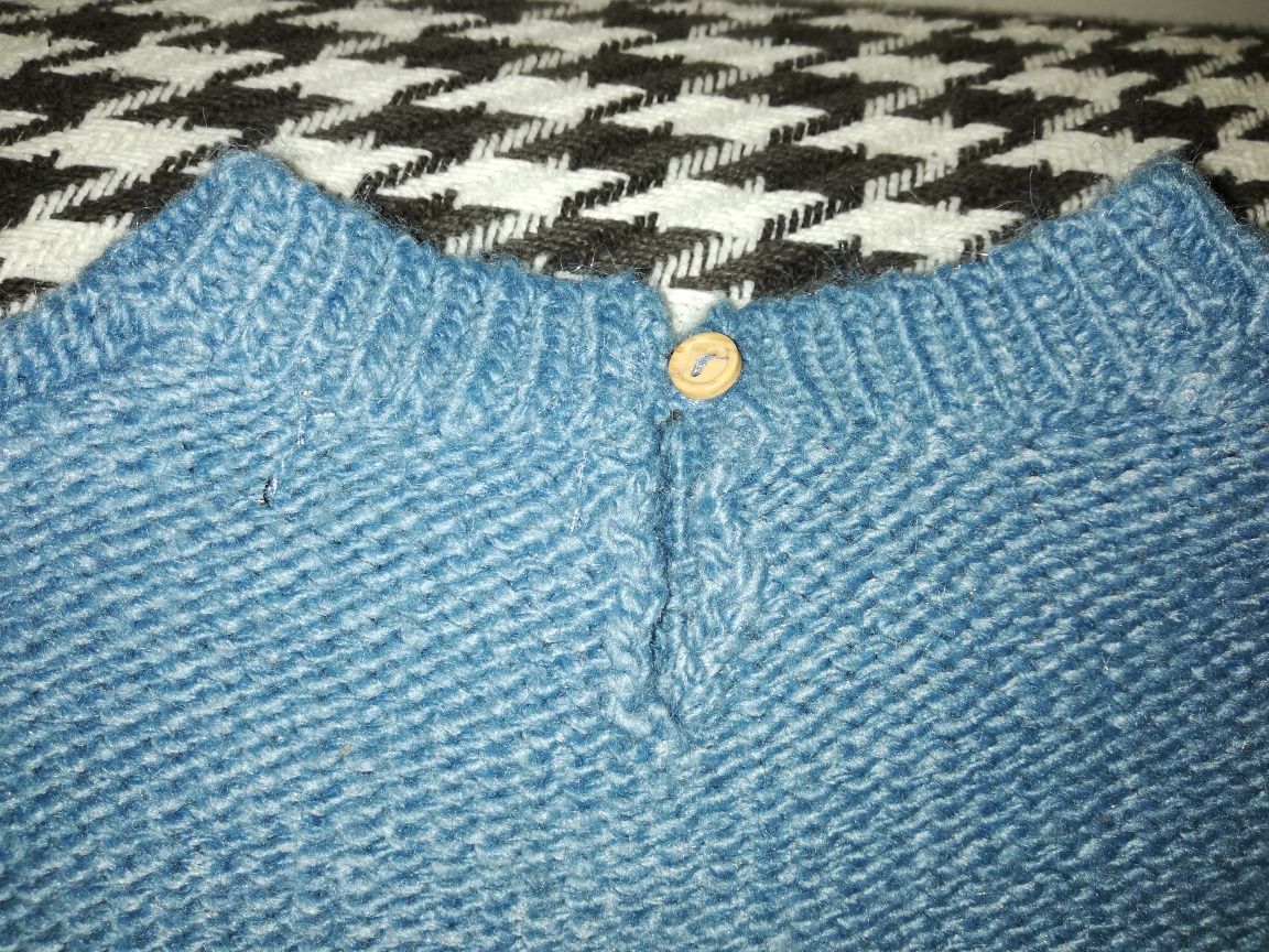 Sweter Reserved.