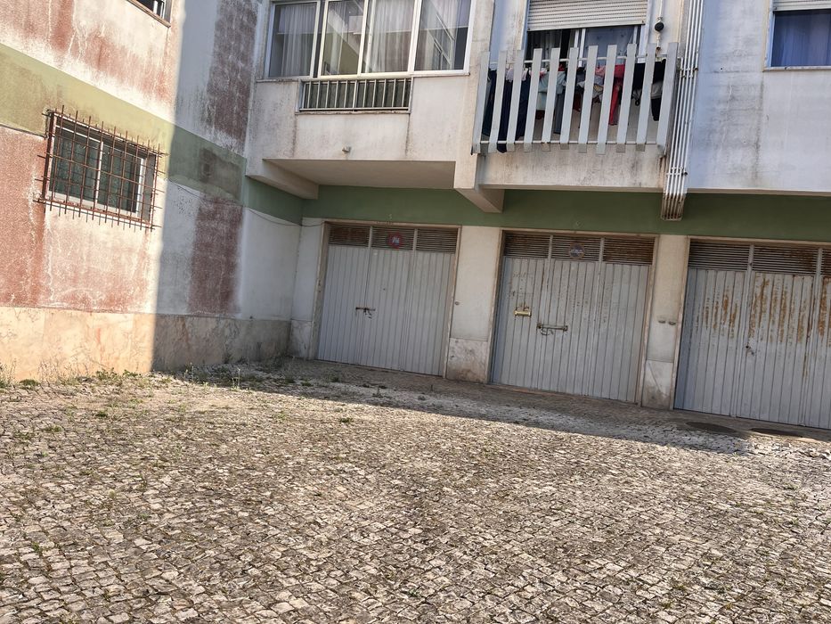 Garagem Independente com 37 m² - Arrecadação e Casa de Banho