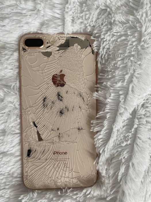 Айфон 8+  не нагарантій