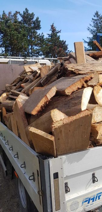 Sprzedam drewno na opał pocięte samochód