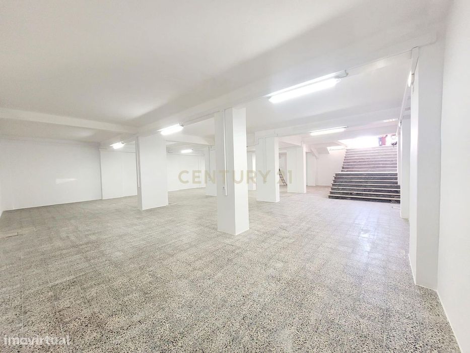 Oportunidade Única: Armazém Versátil no Coração de Almada para o Seu N