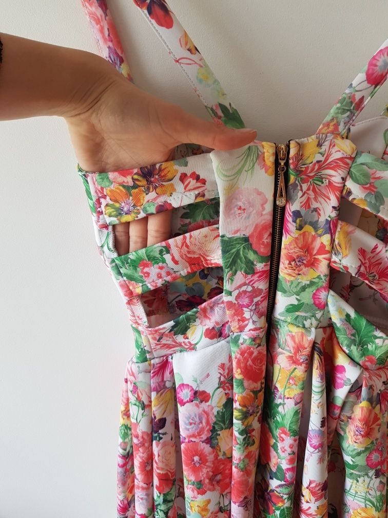 Sukienka mini w kwiatki na ramiączkach S 36 lato
