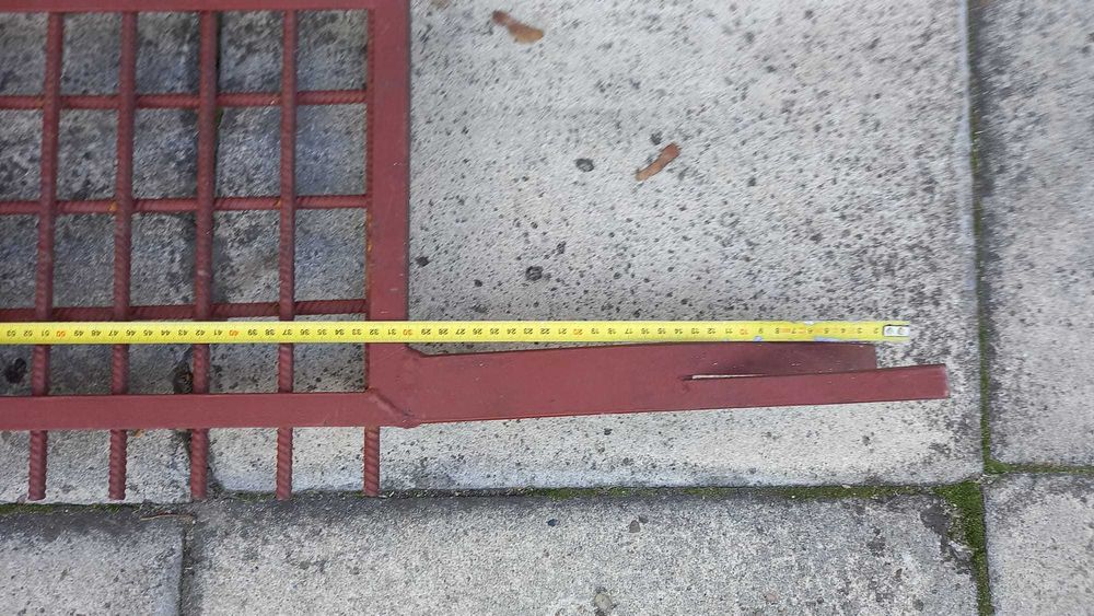 Stalowy płotek uzupełniający ogrodzenie