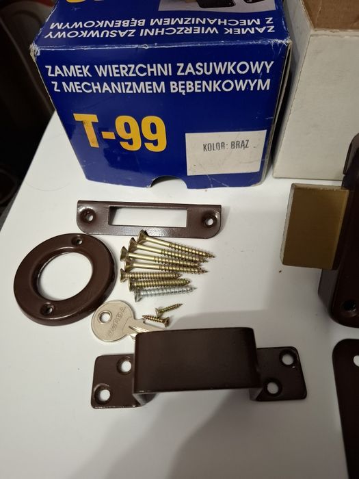 Zamek wierzchni zasuwkowy z mechanizmem bębenkowym