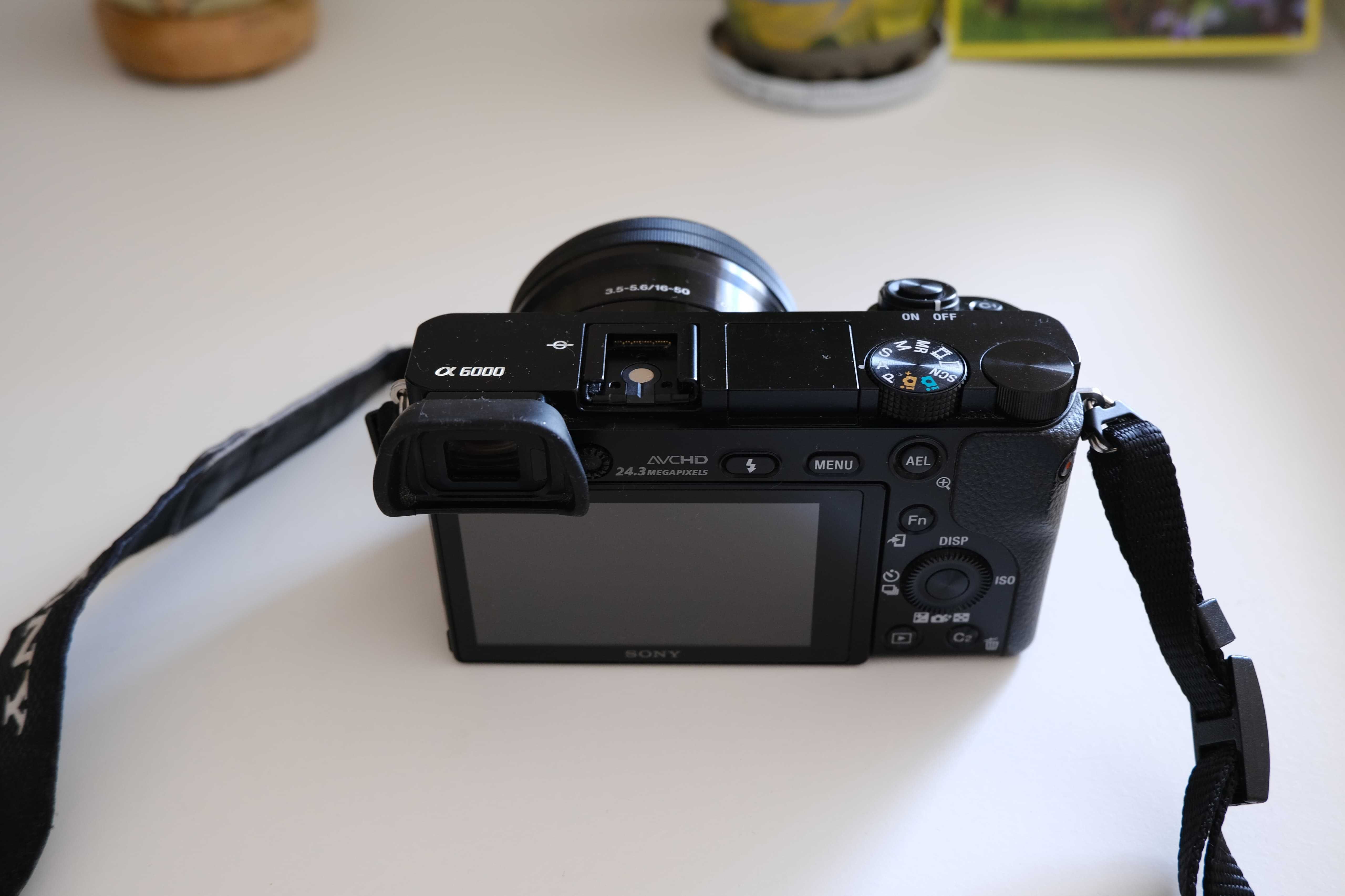 Sony Alpha A6000 + Lente 16-50mm + Bolsa – Como Novo!