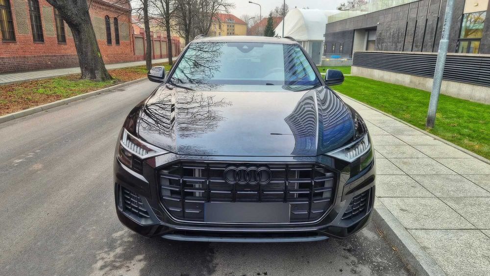 Audi Q8      2023