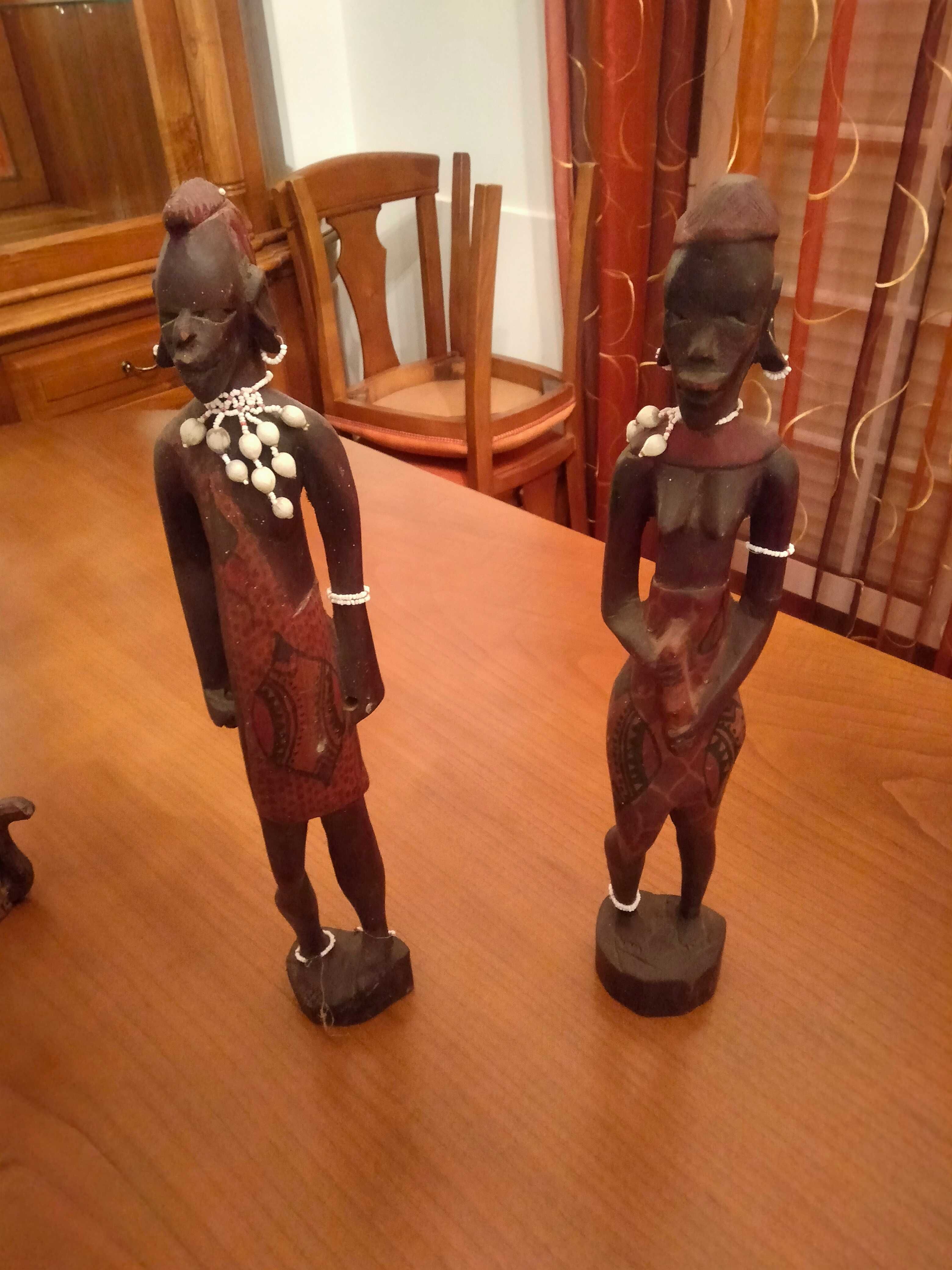 Estátuas em madeira escura antigas