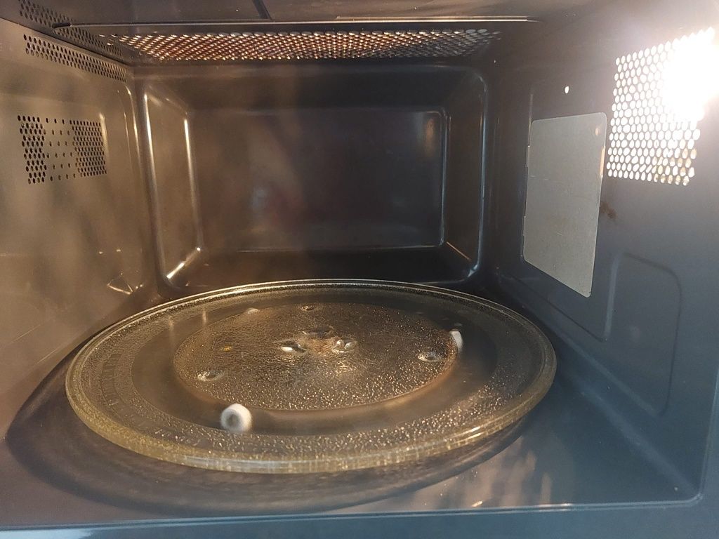 Microondas com Grill e 800W de potência Panasonic 23L NN-K36HMM