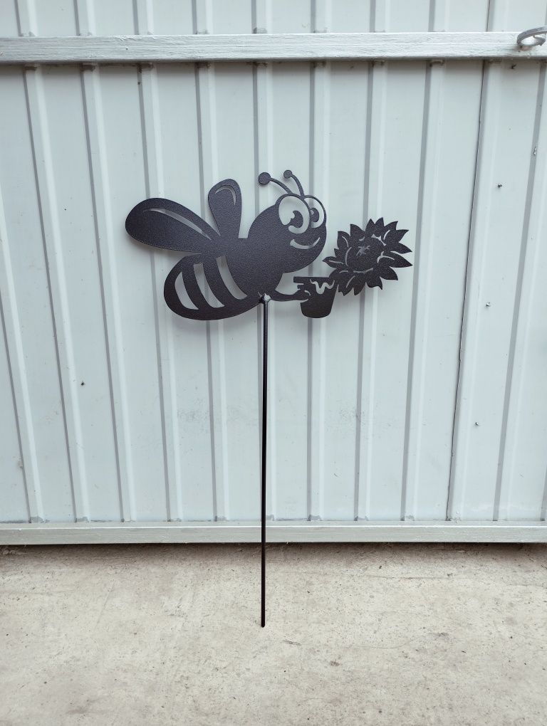 Декор для клумби бджола, фігура для саду з металу
