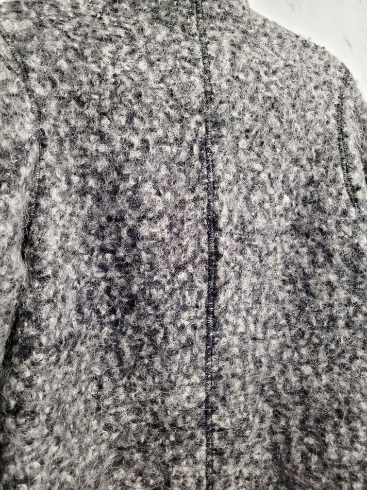 Płaszcz z tkaniny boucle baranek z wełną dziewiczą virgin wool