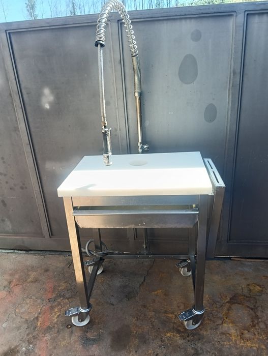 Bancada de corte em rilene com torneira de chuveiro