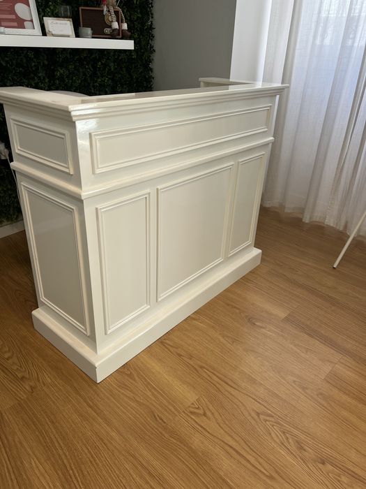 Balcão de loja branco