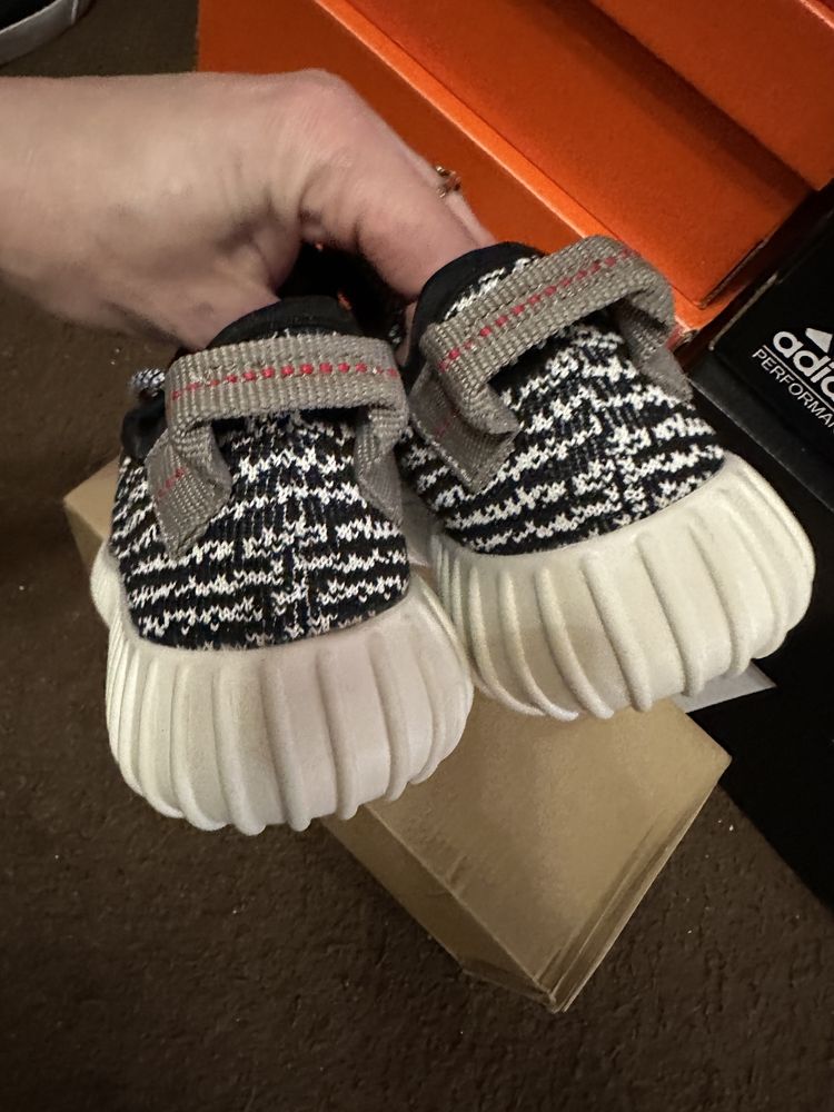 Кросівки Adidas Yeezy Boost p.37 ,23,5 см нові