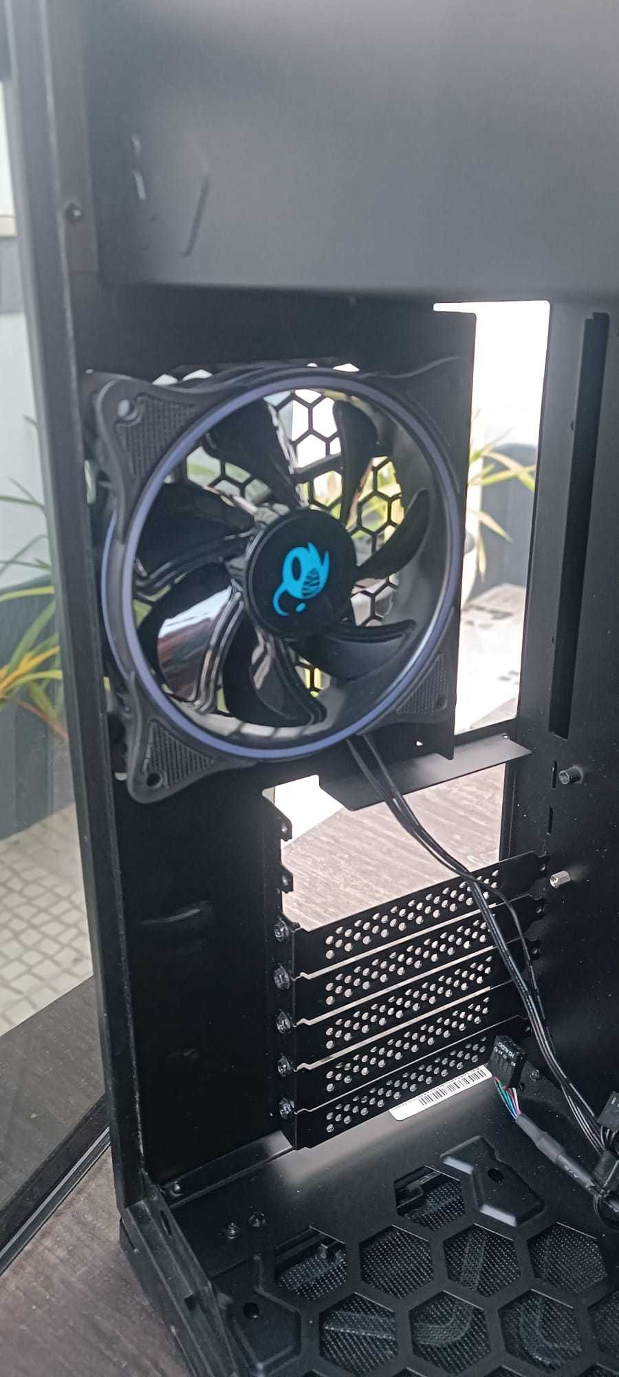 Caixa de PC - Torre Midi com excelente refrigeração e design elegante