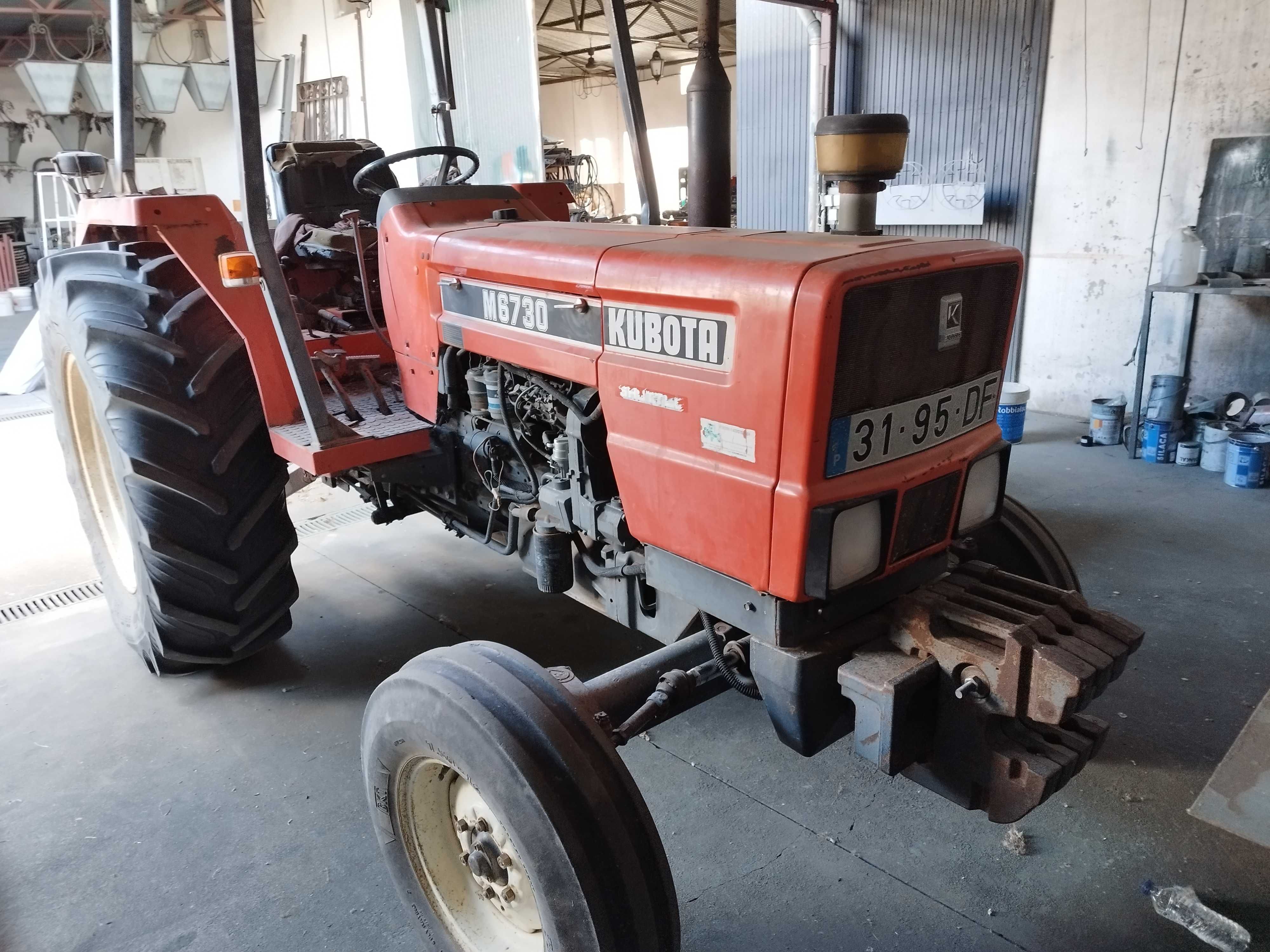 Tractor Kubota M6730 2RM + charrua + grade discos