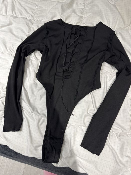 Боді з декольте на шнурівці