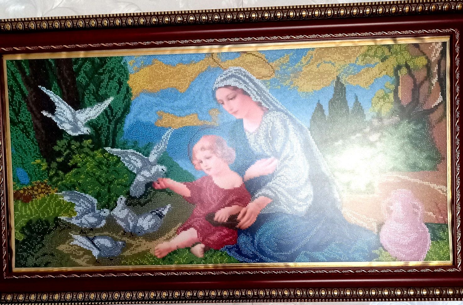 Діва Марія з Ісусом годують голубів