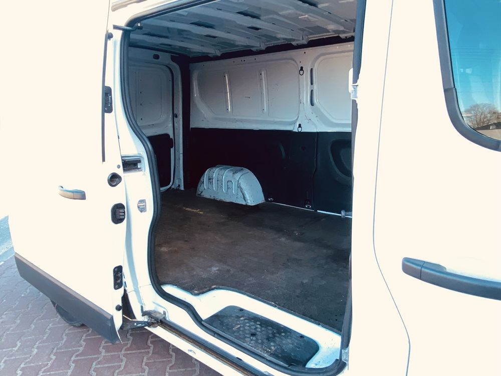opel vivaro rok 2015 poj 1,6 dci przeb 169tys  klimatyzacja long