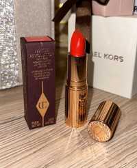 Przepikna czerona pomadka Charlotte Tilbury