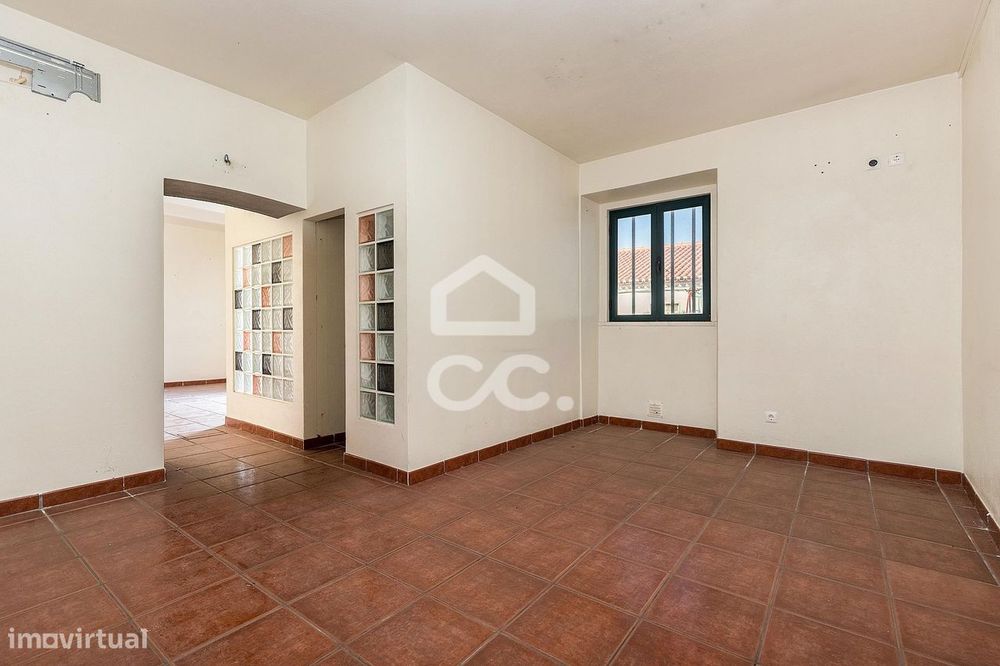 Espaço comercial de 228 m2 com alpendre | Viana do Alentejo