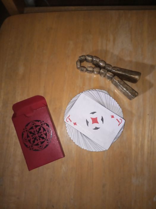 Карты игральные, стос, пулемет.