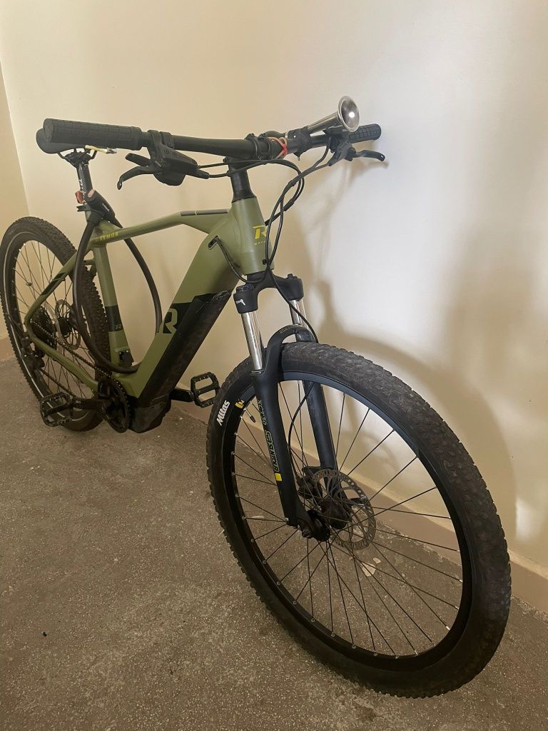 Rower elektryczny z silnikiem Yamaha.