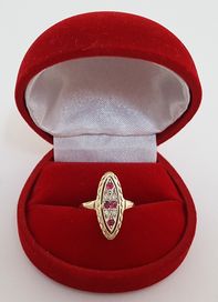 Złoty pierścionek zdobiony brylantami oraz rubinami