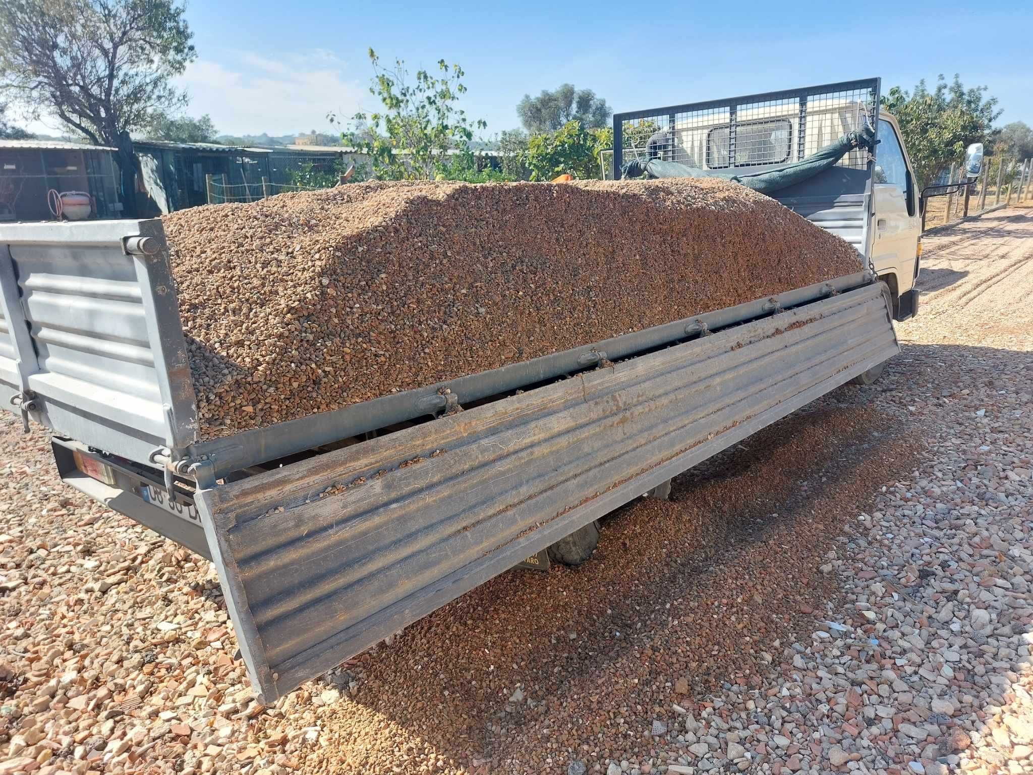 Trabalhos Prestados com Camião Para construção Civil