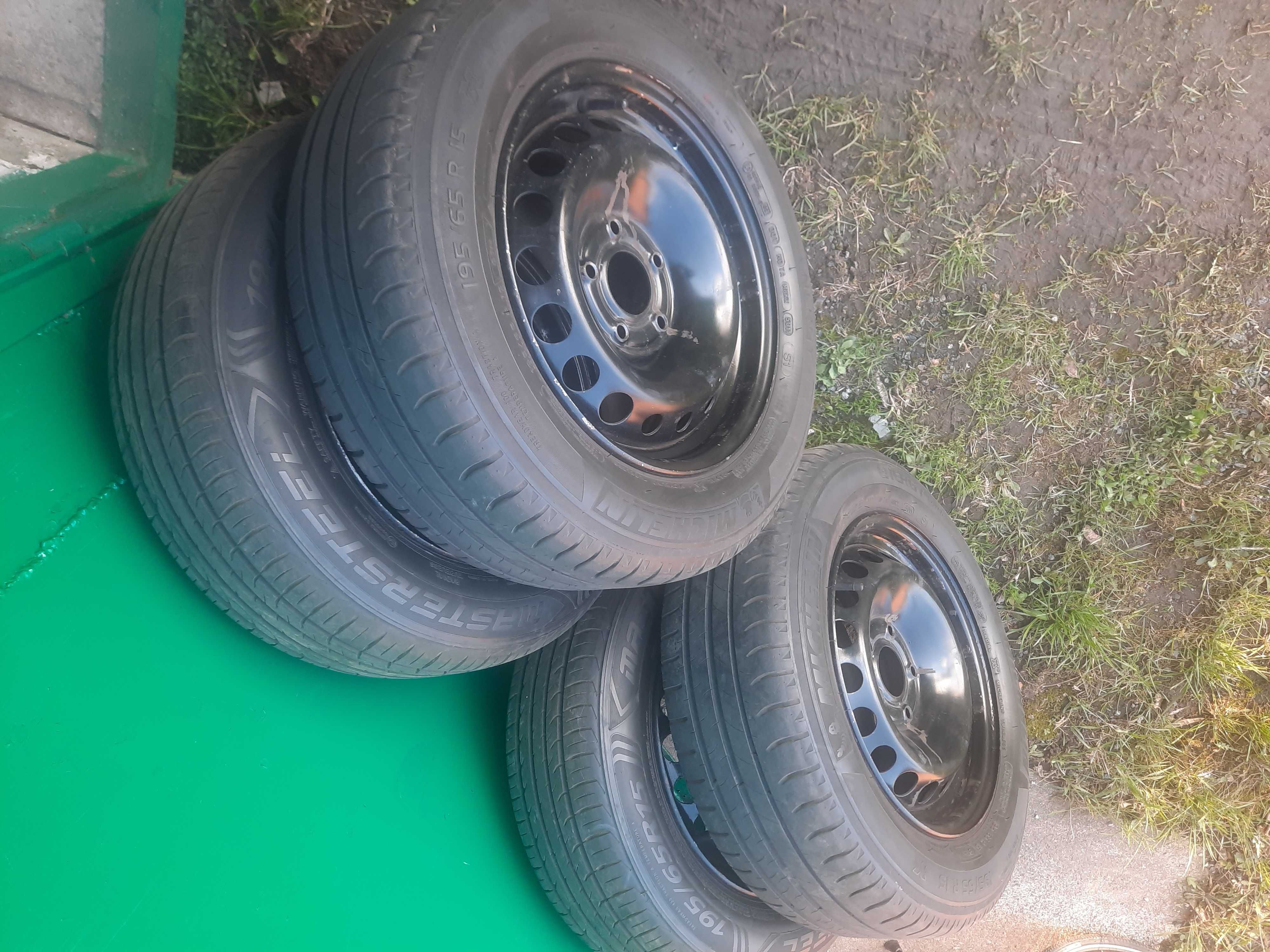 Продам резину з дисками 195/65 r15